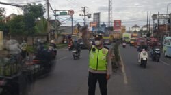 IPTU Rusandi dan Aiptu Asep Kusheri Atur Lalu Lintas Pagi, Ciptakan Kamseltibcar di Cikupa