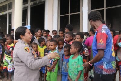 Membalut Luka di Distrik Bamusbama: Satgas Dofior Pulihkan Semangat Masyarakat dengan Senyum dan Berbagi Kasih