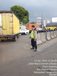 IPTU Rusandi Pimpin PECAK Sore, Urai Kemacetan di Simpang Cikupa Mas