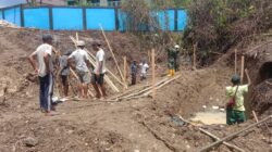 Awali Pembangunan, Personil Kodim 1505/Tidore dan Warga Pasang Bowplank Jembatan Garuda