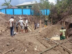 Awali Pembangunan, Personil Kodim 1505/Tidore dan Warga Pasang Bowplank Jembatan Garuda