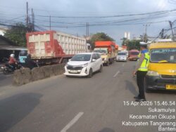 Personel Polsek Cikupa Laksanakan PECAK Sore Hari, Arus Lalin Ramai Lancar Terkendali