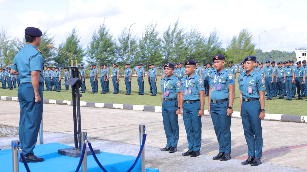 Panglima Armada III Beri Penghargaan kepada Prajurit Berprestasi