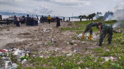 Dipimpin Danramil, Koramil 1505-05/Sofifi Libatkan Instansi Terkait Bersihkan Pantai Sofifi