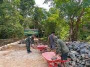 Babinsa Koramil 1802-02/Sorong Barat Monitoring Pembangunan Jembatan Garuda Tahap IV