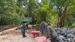 Babinsa Koramil 1802-02/Sorong Barat Monitoring Pembangunan Jembatan Garuda Tahap IV