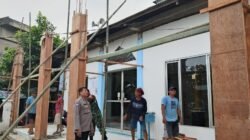 Bhabinkamtibmas Polsek Cikupa Bersama Babinsa dan Warga Gelar Kerja Bakti Renovasi Mushola Al Muhajirin