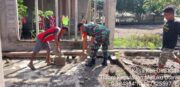 Babinsa Koramil 1505-04/Oba Bantu Warga Angkat Batako untuk Pembangunan Rumah