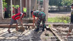 Babinsa Koramil 1505-04/Oba Bantu Warga Angkat Batako untuk Pembangunan Rumah