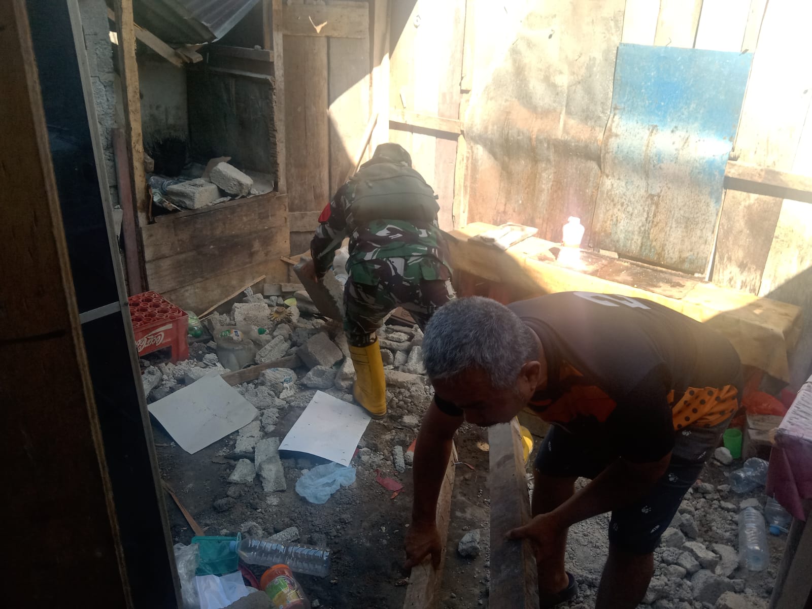 Reaksi Cepat Prajurit TNI Tangani Dampak Gempa M 7,6 di Sulawesi Utara