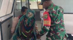 Koramil 1714-01/Mulia Menjadi Pelindung Rakyat Dampingi Evakuasi Korban Menuju RSUD Nabire