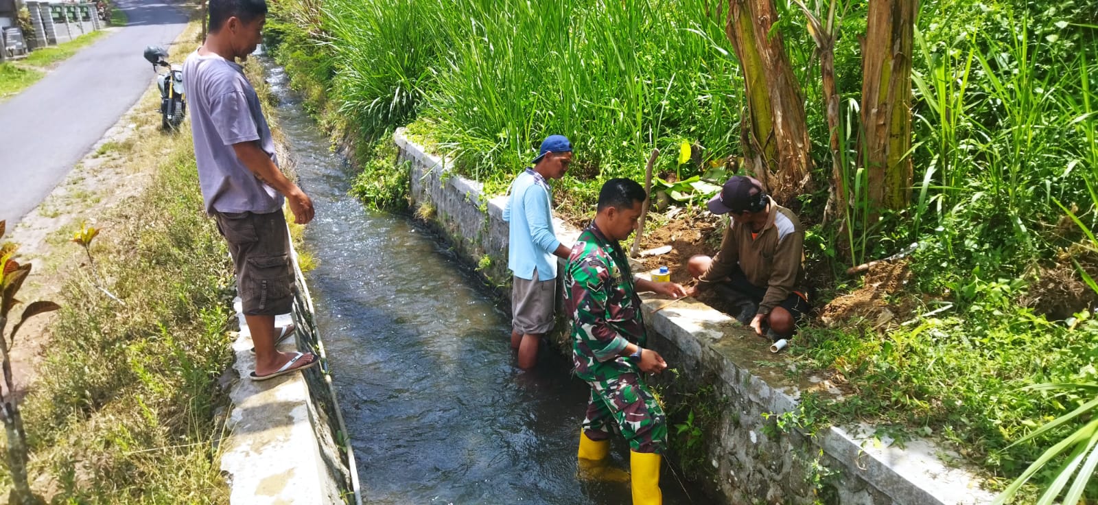 Sinergi Babinsa Dan Warga Desa Semen, Jaga Lingkungan Dan Ketersediaan Air Bersih