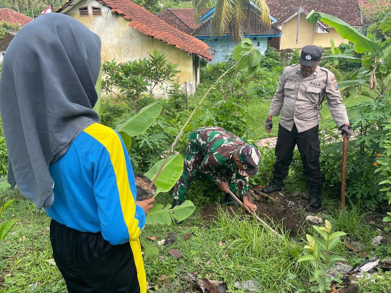 05 Penghijauan Monumen Trisula, TNI-Polri Bersama SMKN 1 Bakung Wujudkan Kepedulian Lingkungan