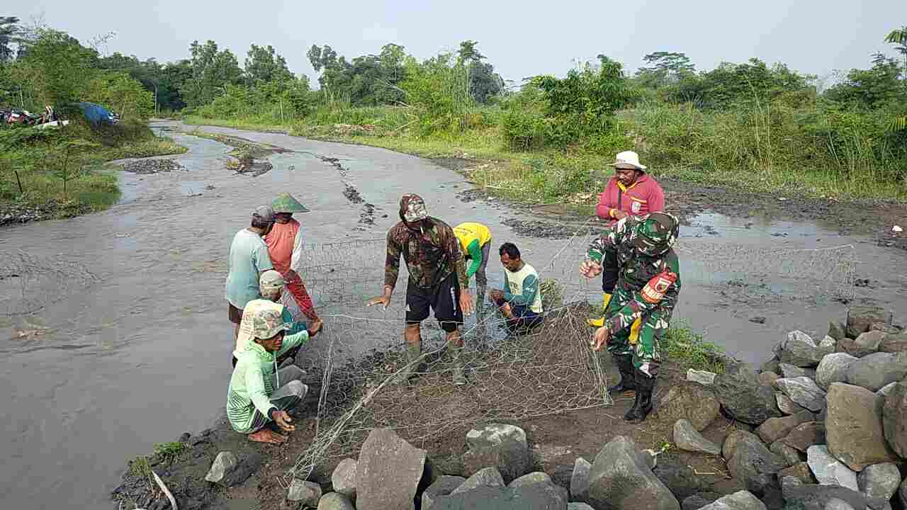 Demi Kelancaran Irigasi Pertanian, Babinsa Kamulan Dampingi Pembersihan Sungai Sodetan Kaliputih