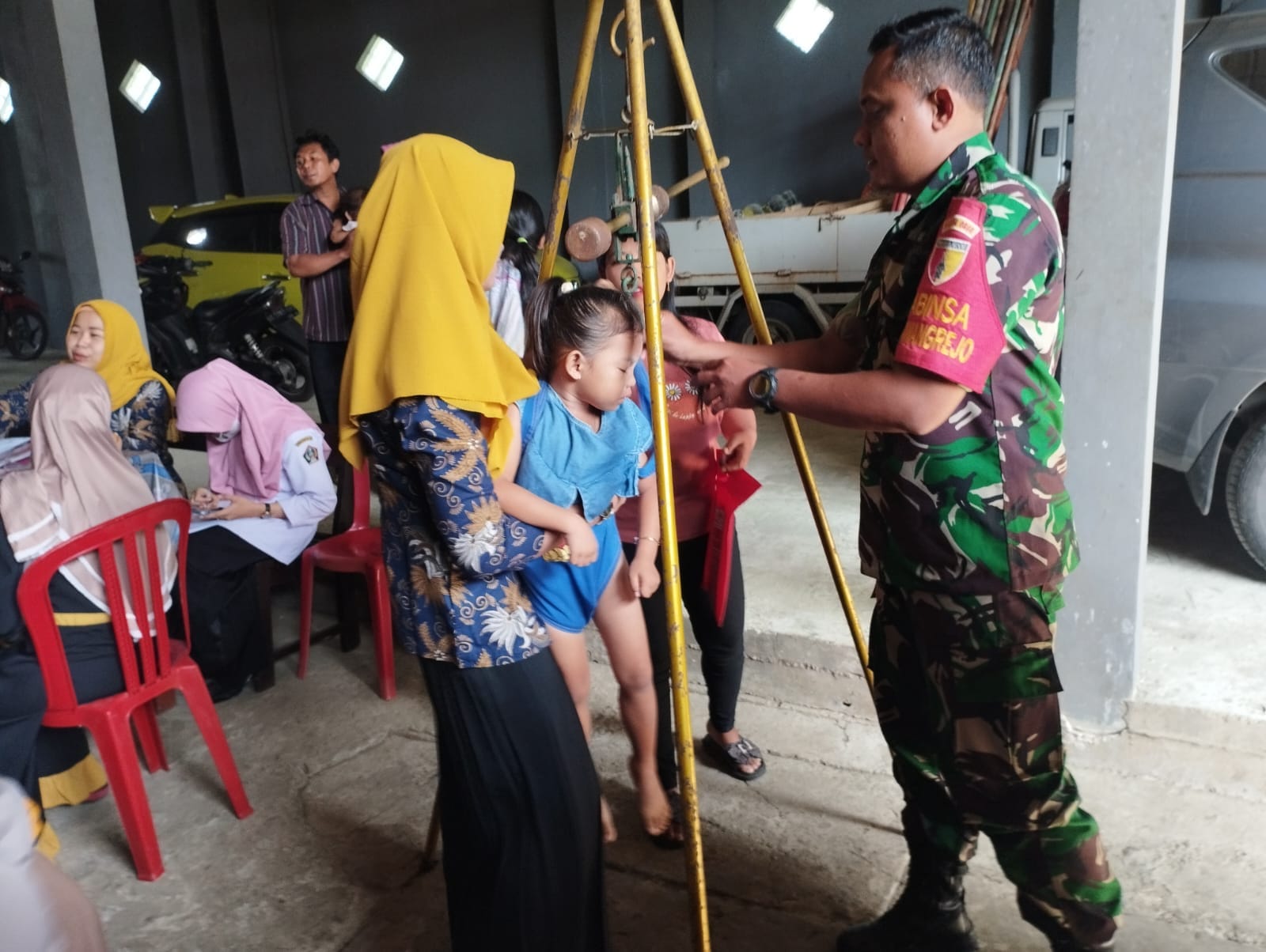 05 Wujud Babinsa Tawangrejo Dampingi Kegiatan Posyandu, Demi Tingkatkan Layanan Kesehatan Masyarakat