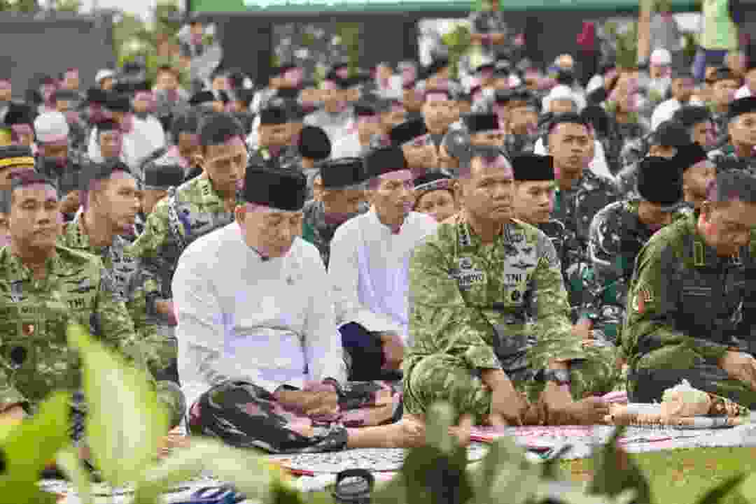 1002160473 Wapang TNI Dampingi Menhan RI Shalat Idul Adha Bersama Prajurit dan Masyarakat di Papua Barat