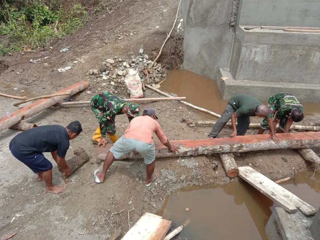 FB_IMG_1779184921338 Anggota Kodim 1505/Tidore Bersama Warga Gotong Royong Angkat Batang Kelapa untuk Penahan Jembatan Garuda