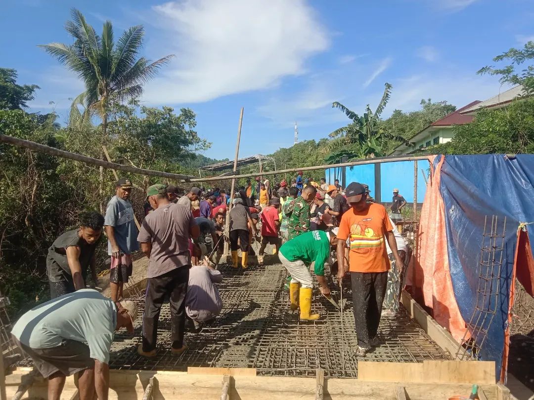 FB_IMG_1780207657587 Kebersamaan Jadi Kekuatan, Personel Kodim 1505/Tidore dan Warga Gotong Royong Cor Lantai Jembatan Garuda