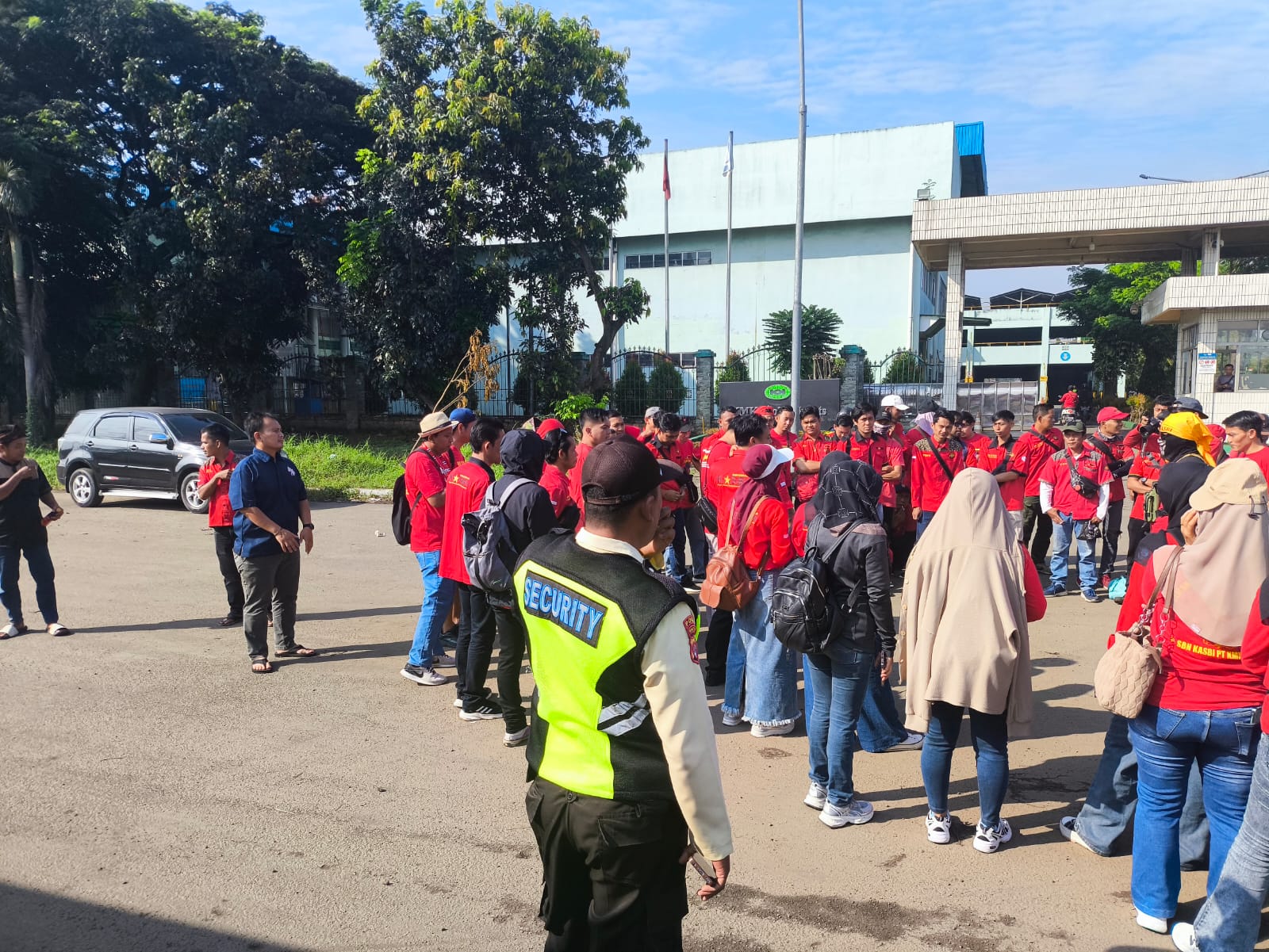 Polsek Cikupa Kawal Keberangkatan Massa Buruh SP/SB ke DPR RI dalam Rangka May Day 2026