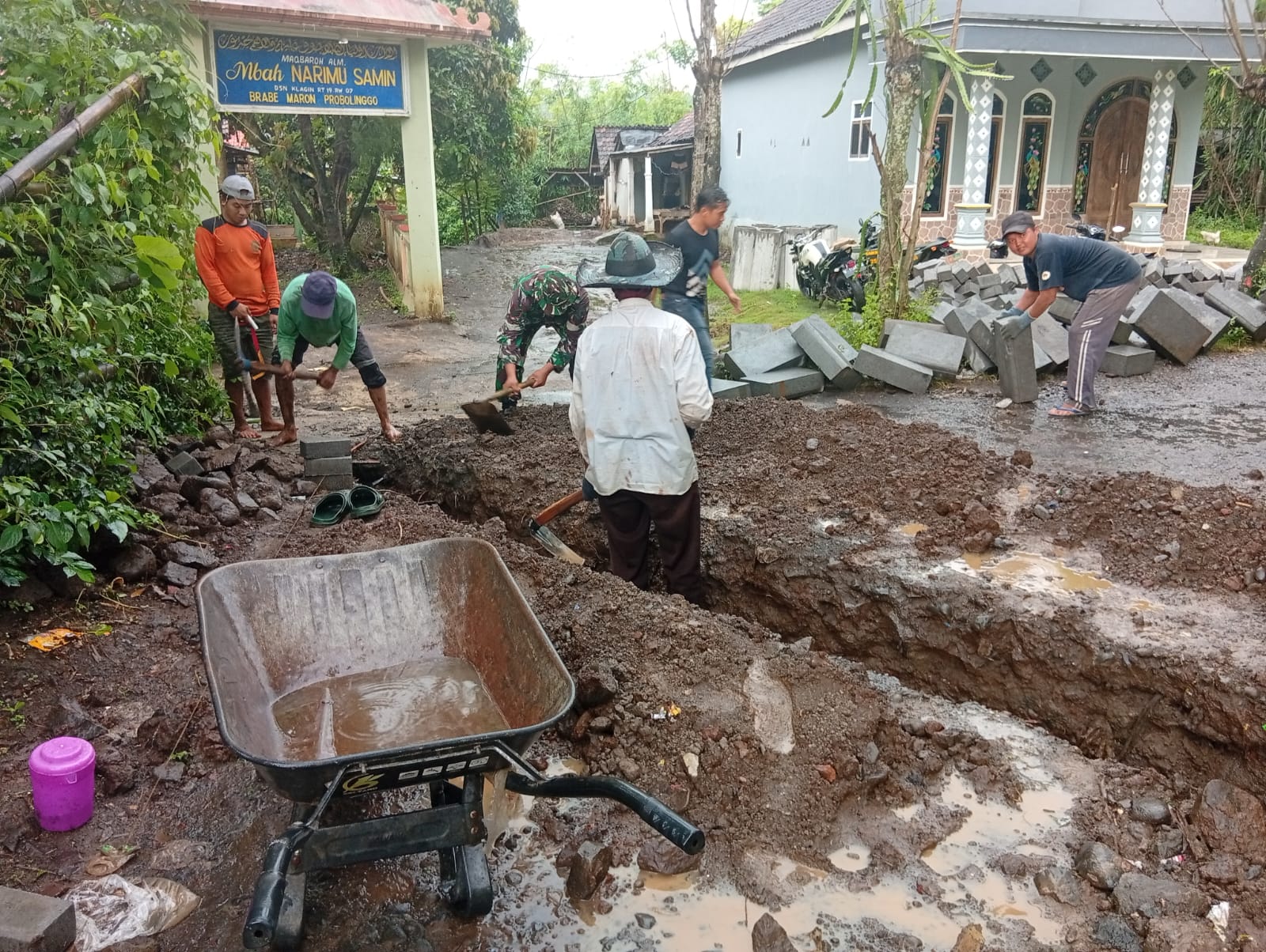 Pemasangan Buis Beton Saluran Air TMMD Ke-128 Capai 40 Persen, Atasi Genangan di Dusun Klagin, Brabe