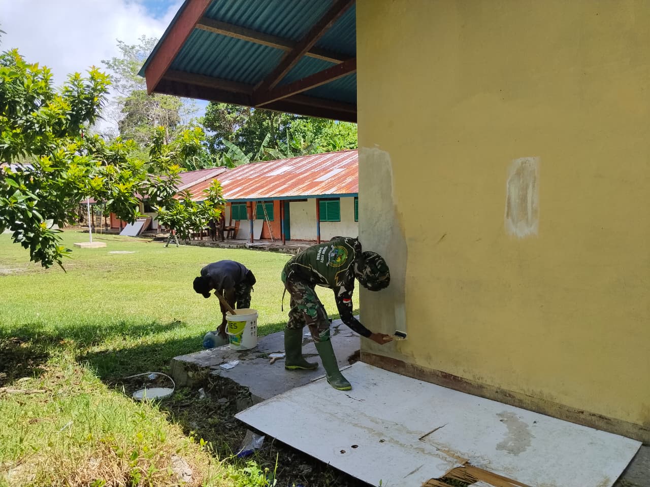 Dukung Pendidikan Berkualitas, Satgas TMMD ke 128 Kodim 1801/Manokwari Renovasi SD Inpres 62 /Asai