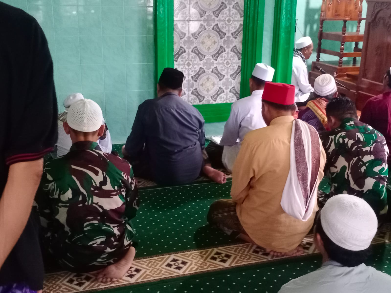 Kebersamaan Satgas TMMD Ke-128 dan Warga Brabe Terjalin Lewat Sholat Berjamaah di Masjid Al Karomah