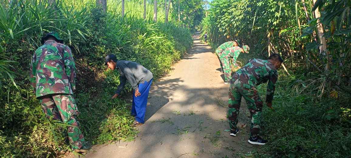 IMG-20260510-WA0099 Satgas TMMD Ke-128 Kodim 0820/Probolinggo dan Warga Desa Brabe Gelar Pembersihan Jalan di Dusun Klagin