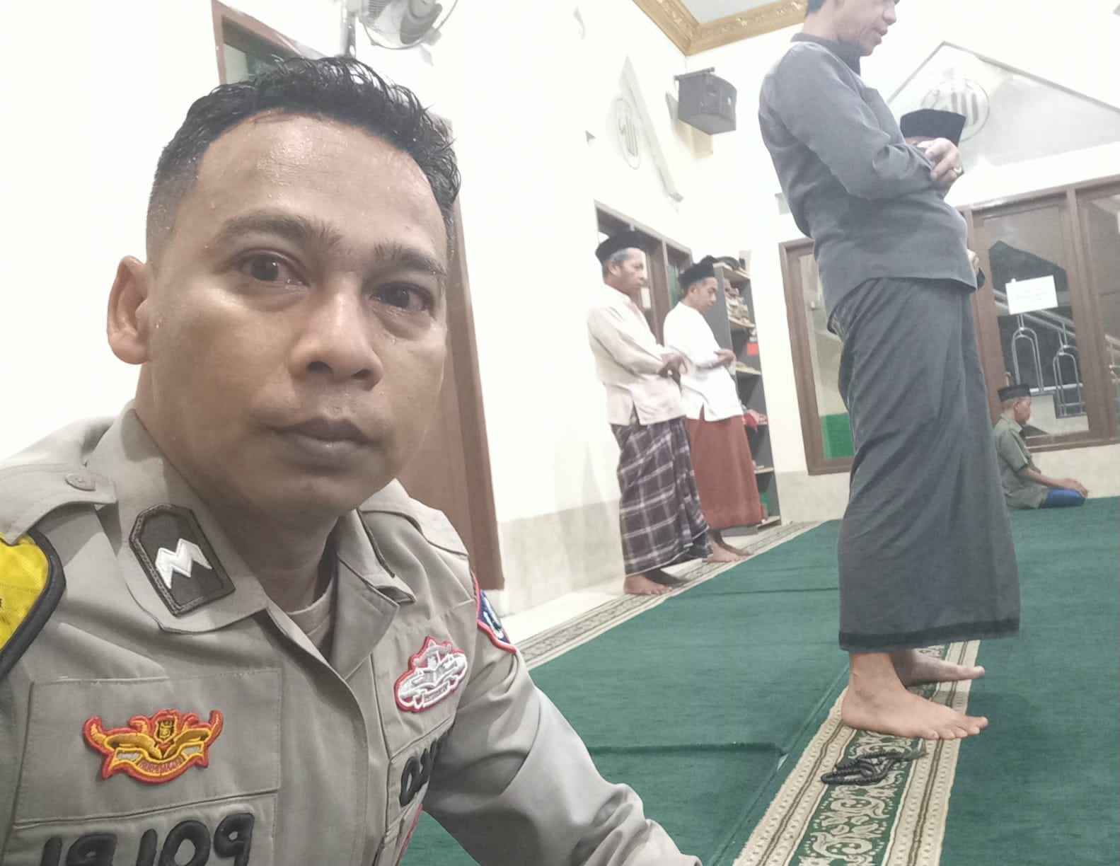 Aipda Dieko Aldillah Laksanakan Subuh Keliling Bersama Jamaah Masjid Hubul Waton