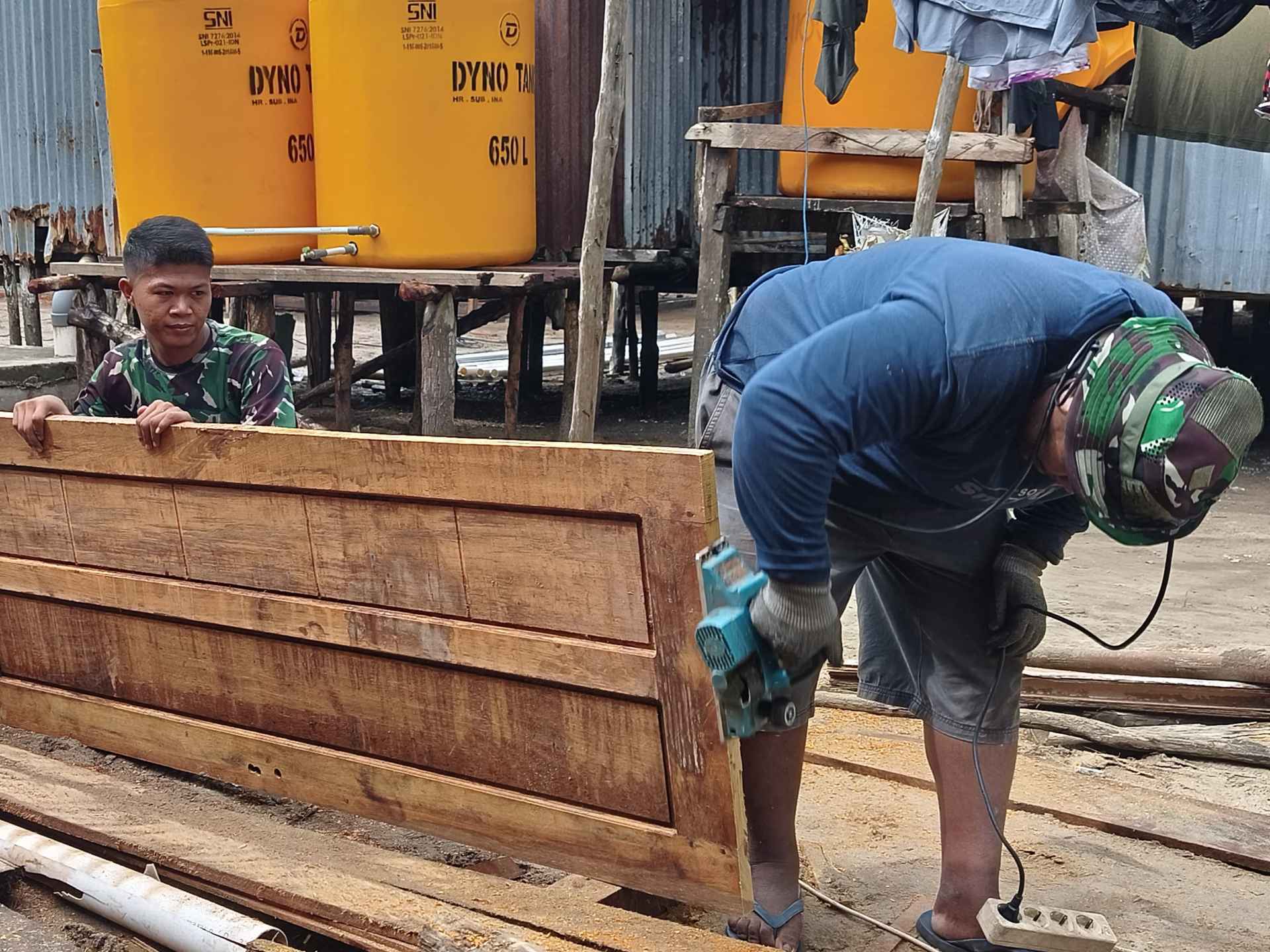 Satgas TMMD Tuntaskan Pemasangan Pintu MCK Umum di Kampung Keakwa