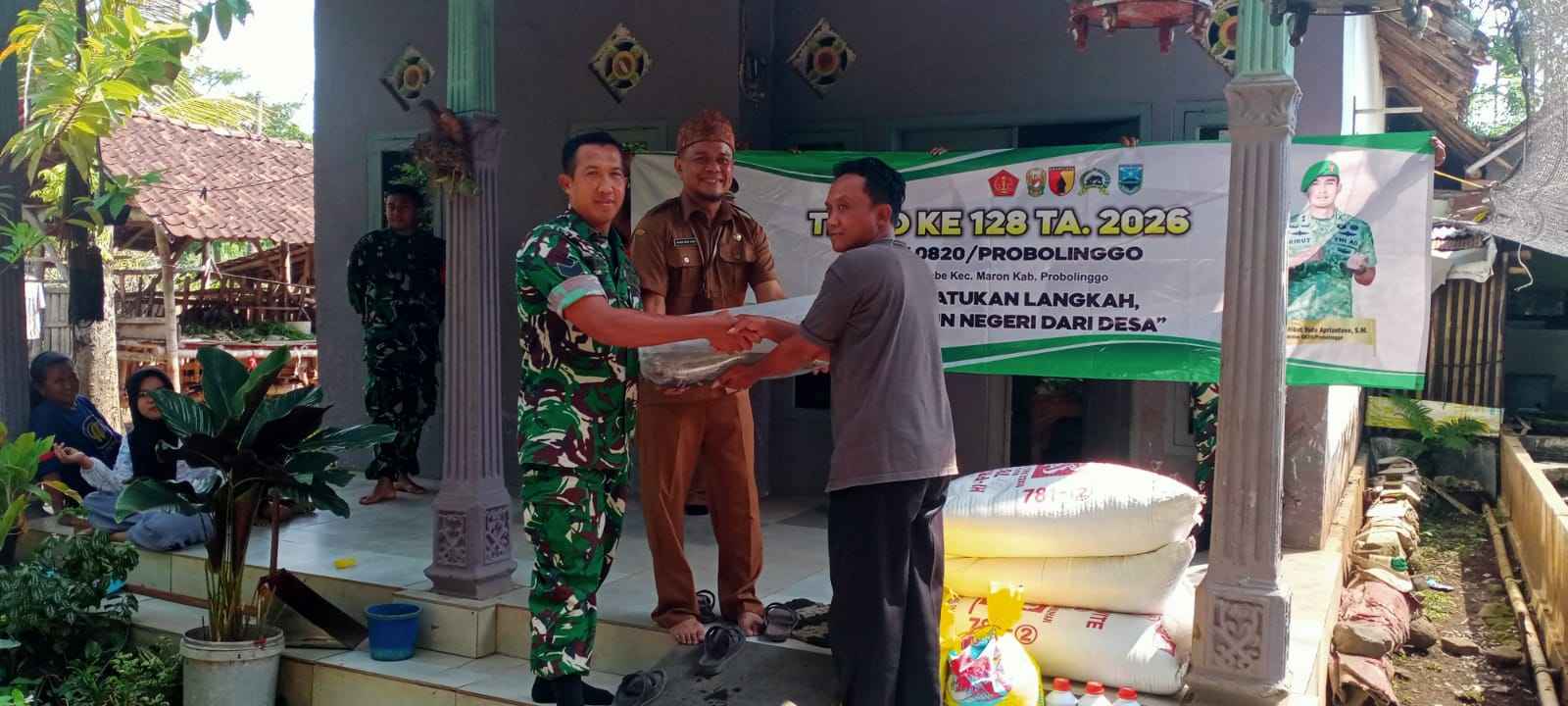 Dukung Program TMMD Ke-128, Dinas Perikanan Kabupaten Probolinggo Salurkan 1.000 Bibit Ikan Lele di Desa Brabe