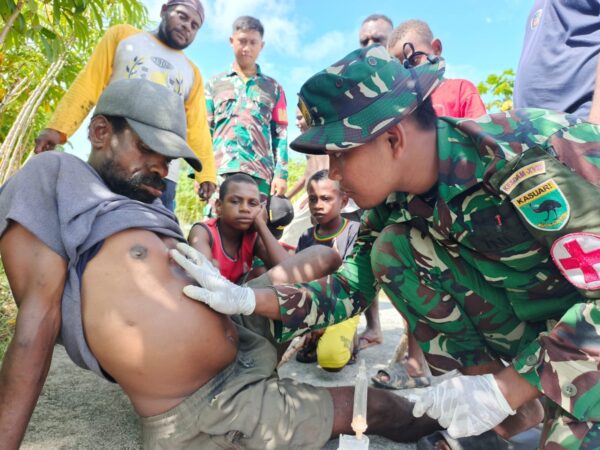 Satgas TMMD Ke-128 Kodim 1801/Manokwari Bantu Bersihkan Bisul Warga di Kampung Tanah Rubuh