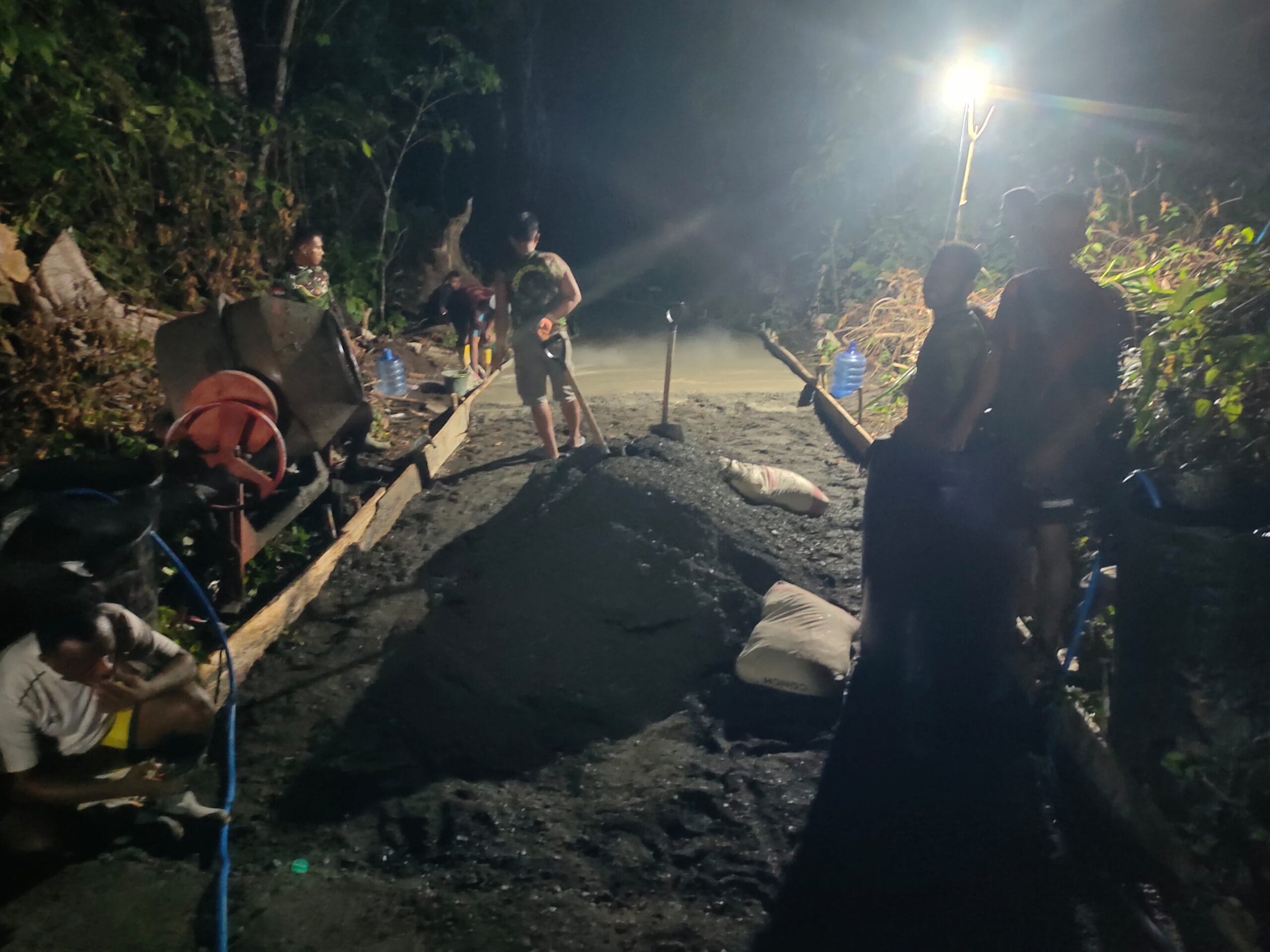 Dengan Penuh Semangat, Satgas TMMD Ke-128 Kodim 1801/Manokwari Lanjutkan Pengecoran Jalan Hingga Malam Hari