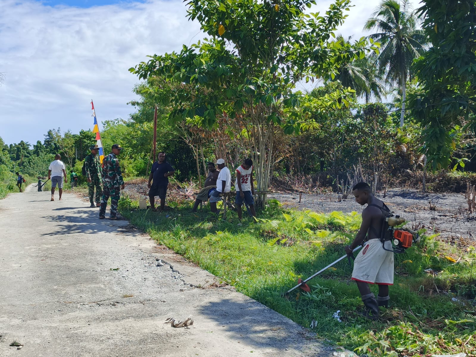 Sertu Denni Fenetiruma Ajak Warga Bersihkan Semak Belukar Sepanjang Jalan Kampung