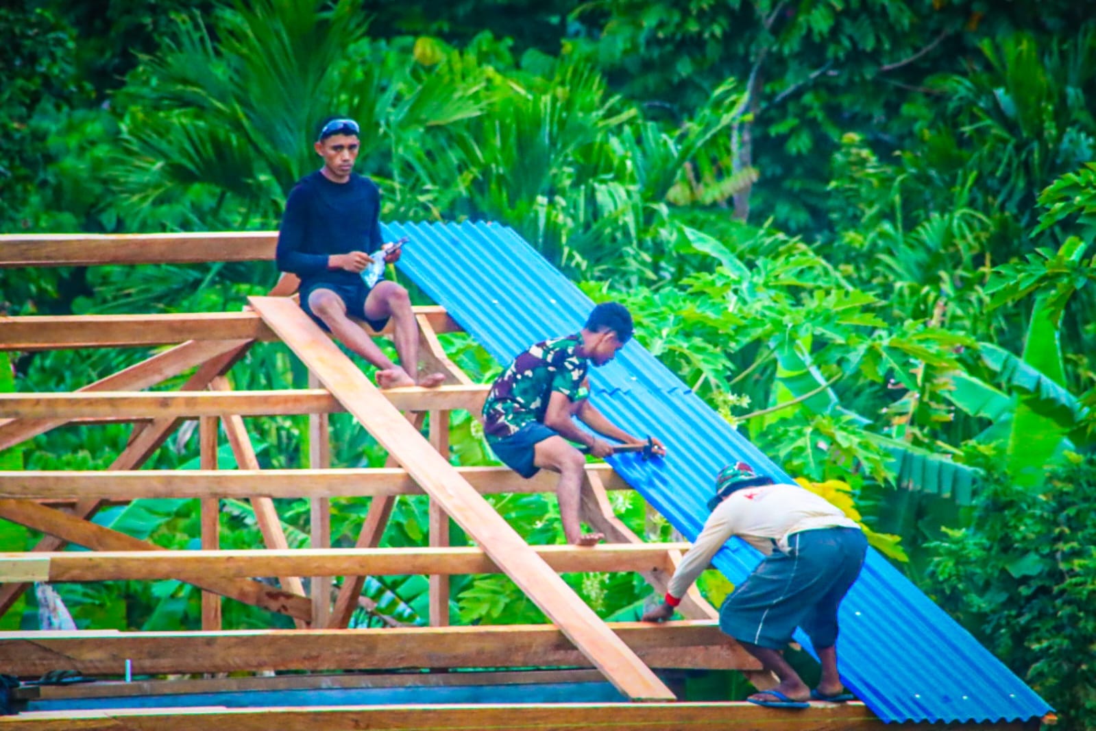 Atap Rumah Debida Dowansiba Mulai Dikerjakan Satgas TMMD Ke-128 Kodim 1801/Manokwari