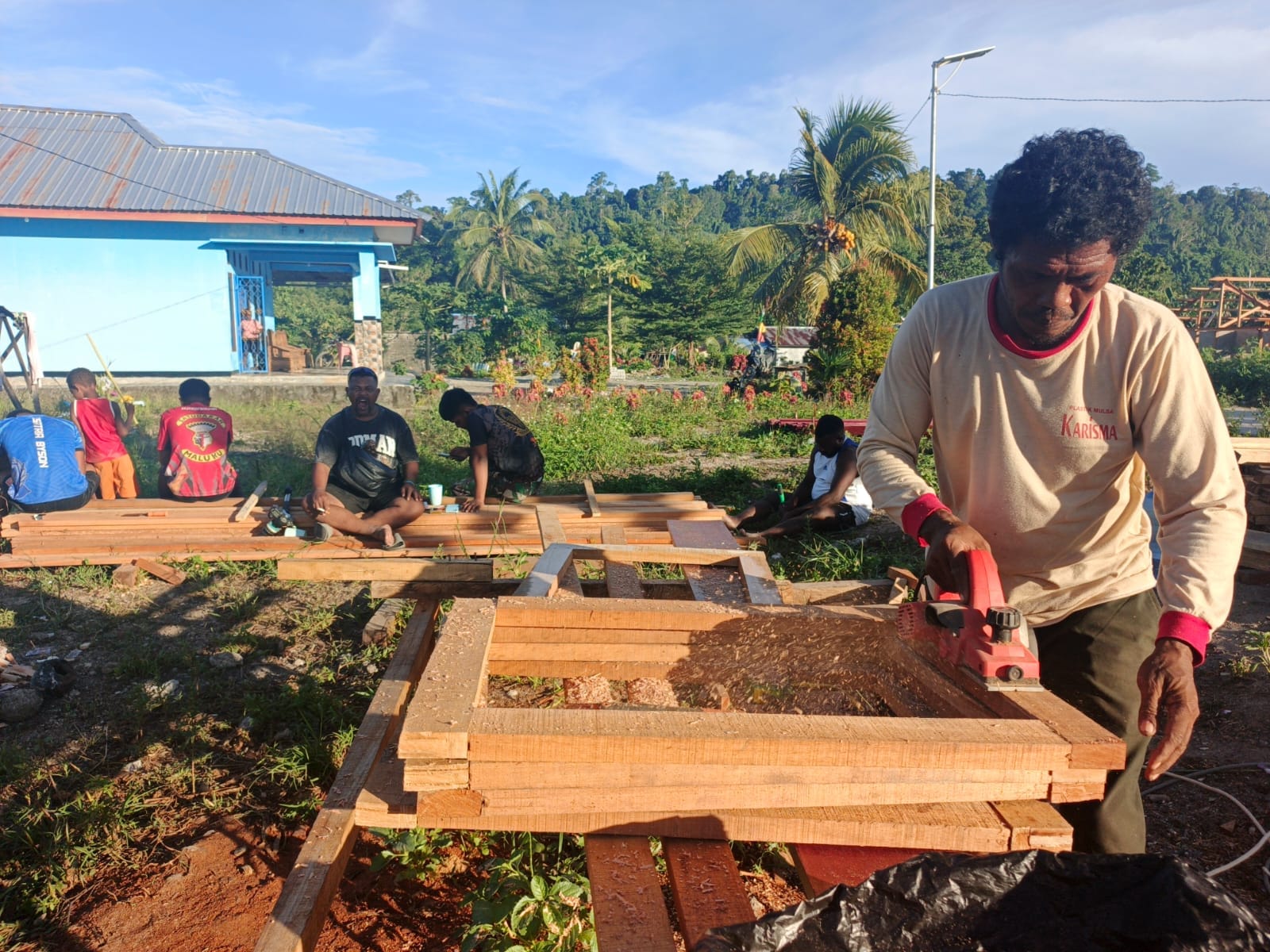 Pembuatan Rangka Pintu dan Jendela SD Inpres 62 Asai Dikerjakan Khusus oleh Satgas TMMD Ke-128
