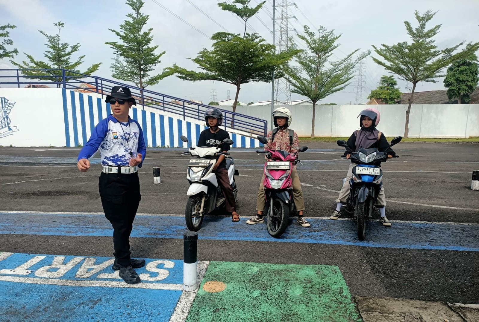 Pagi Ini di Tuban, Polantas Menyapa Warga dan Bahas Semua Hal Tentang SIM