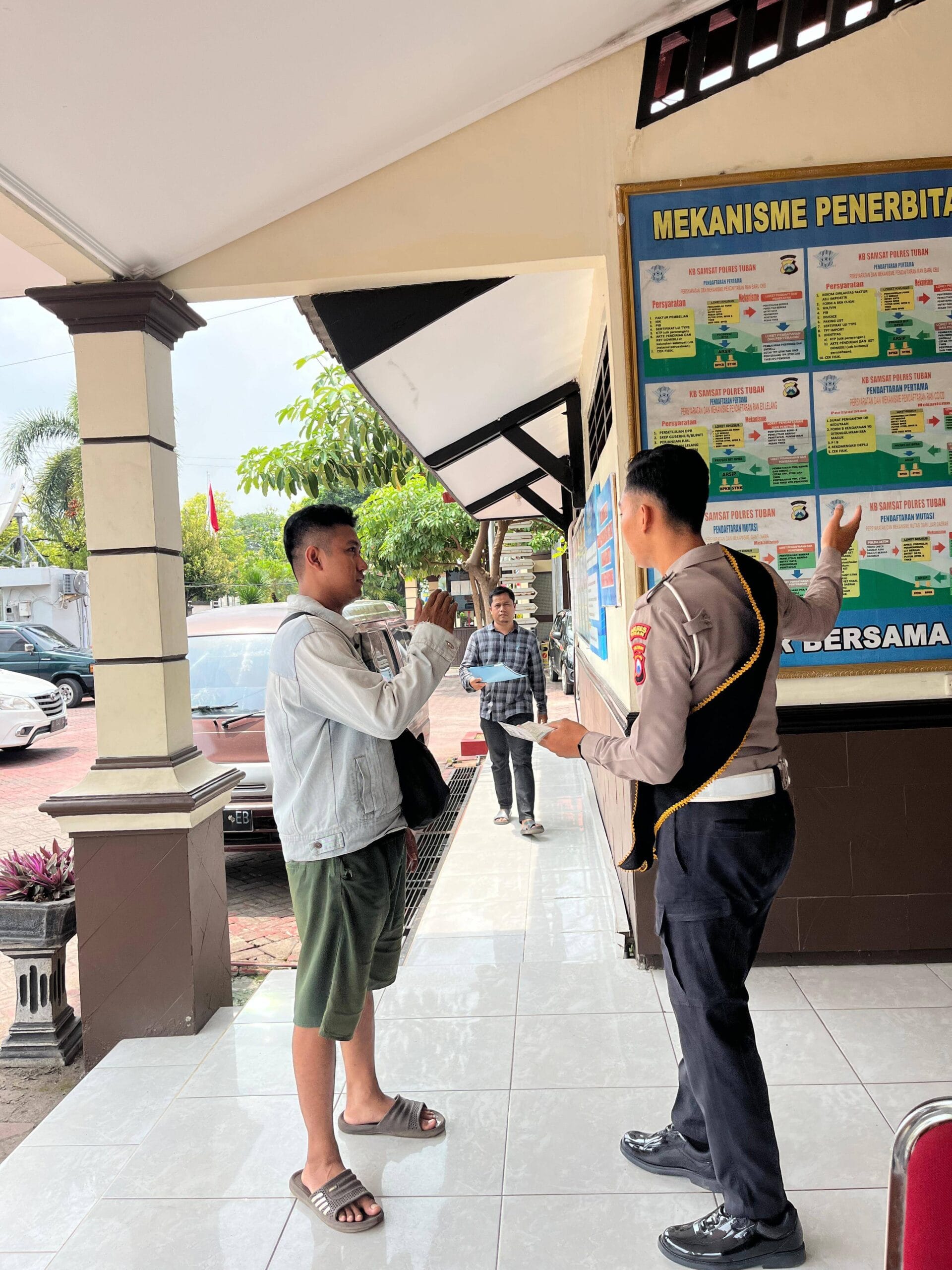 Warga Tuban Rela Berhenti di Pinggir Jalan Demi Tanya STNK ke Polisi