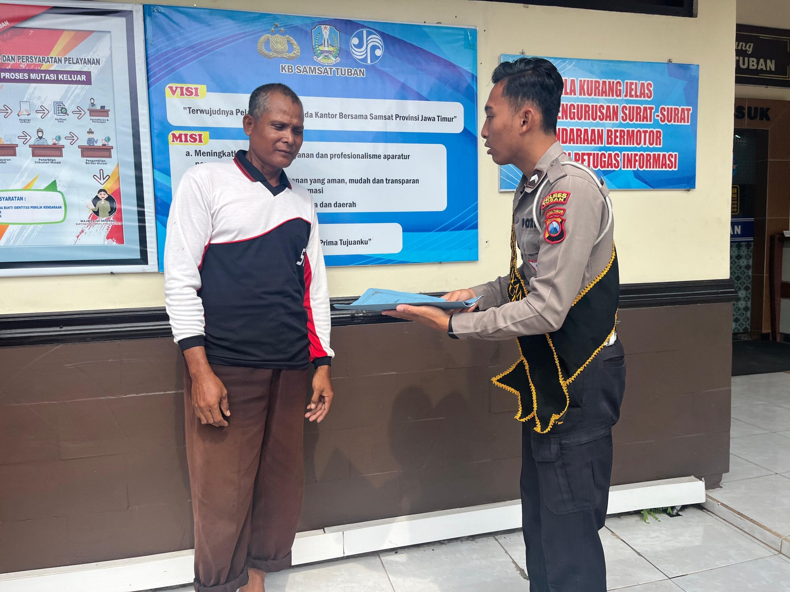 IMG-20260519-WA0003 Pagi di Tuban Berbeda, Polantas Tuban Turun Langsung Urus SIM STNK dan BPKB Warga