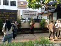 Lilin dan Poster Penuhi Menteng, Aliansi Perempuan Indonesia Desak Negara Akui Tragedi Mei 1998