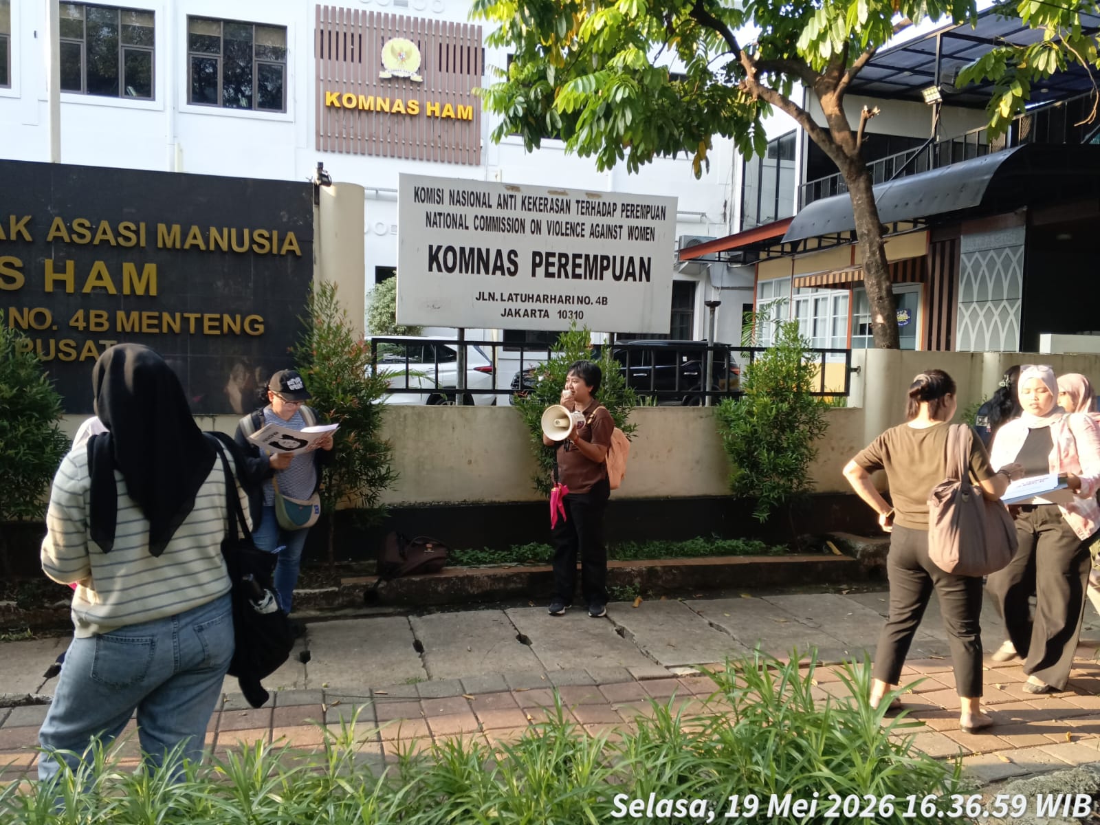 Lilin dan Poster Penuhi Menteng, Aliansi Perempuan Indonesia Desak Negara Akui Tragedi Mei 1998