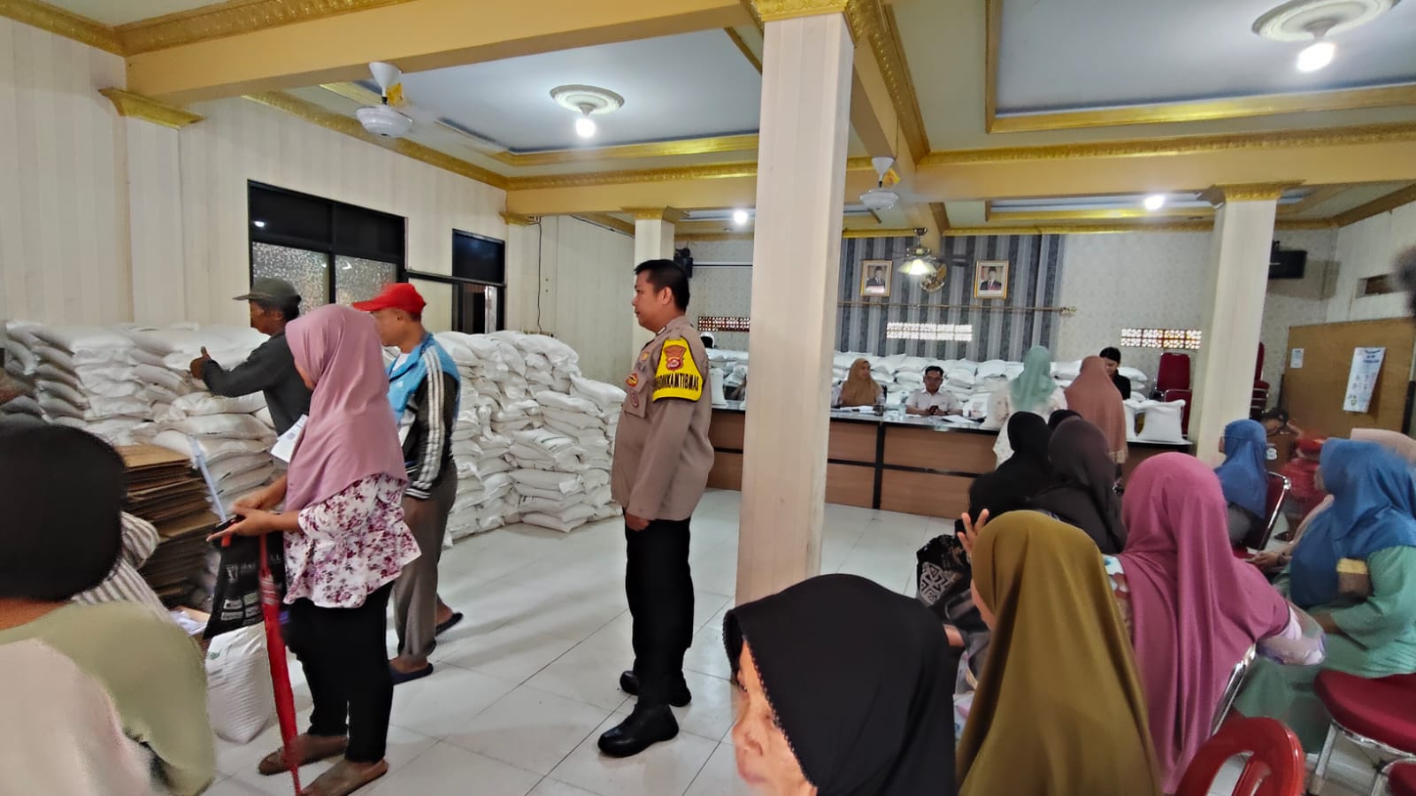 Bhabinkamtibmas Polsek Cikupa Amankan Penyaluran Bantuan Beras dan Minyak Goreng di Desa Bojong