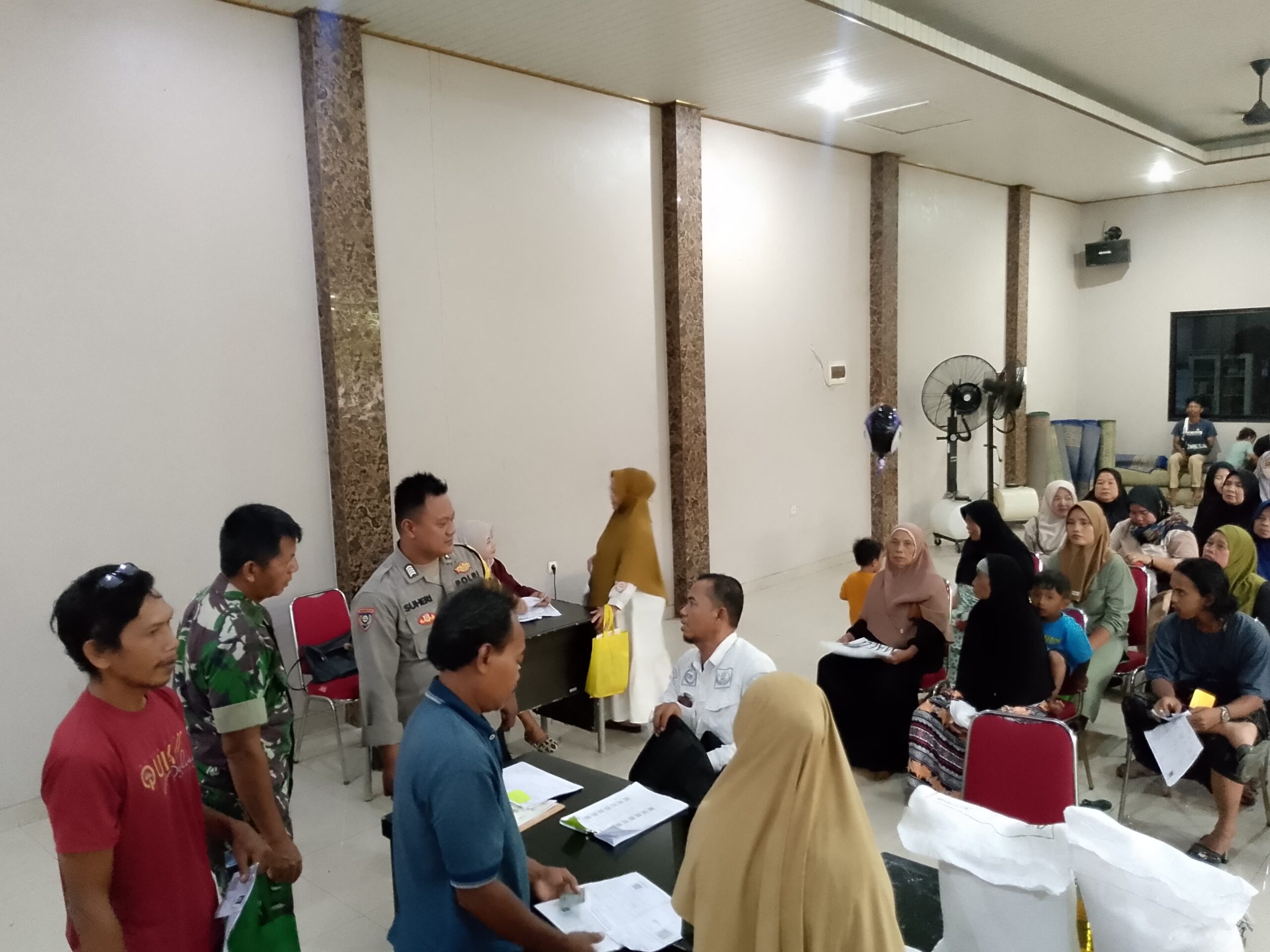 Bhabinkamtibmas Polsek Cikupa Amankan Penyaluran Bantuan Sosial di Desa Talaga