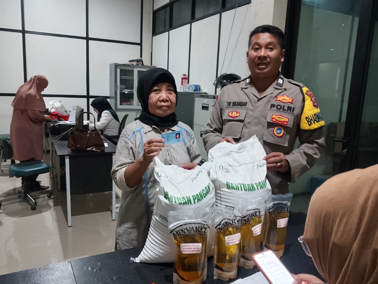 Bhabinkamtibmas Polsek Cikupa Amankan Penyaluran Bantuan Pangan Kemensos di Desa Bitung Jaya