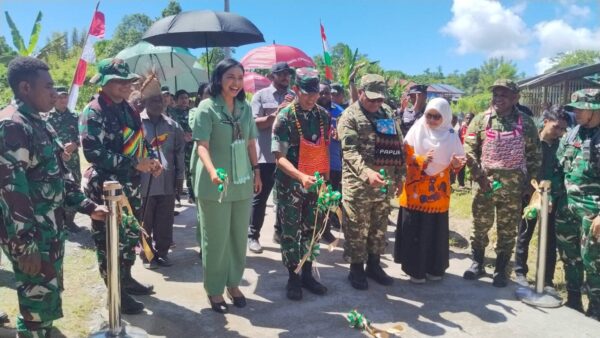 Pangdam XVIII/Kasuari Resmikan Jalan Hasil Program TMMD ke-128 di Kampung Tanah Rubuh