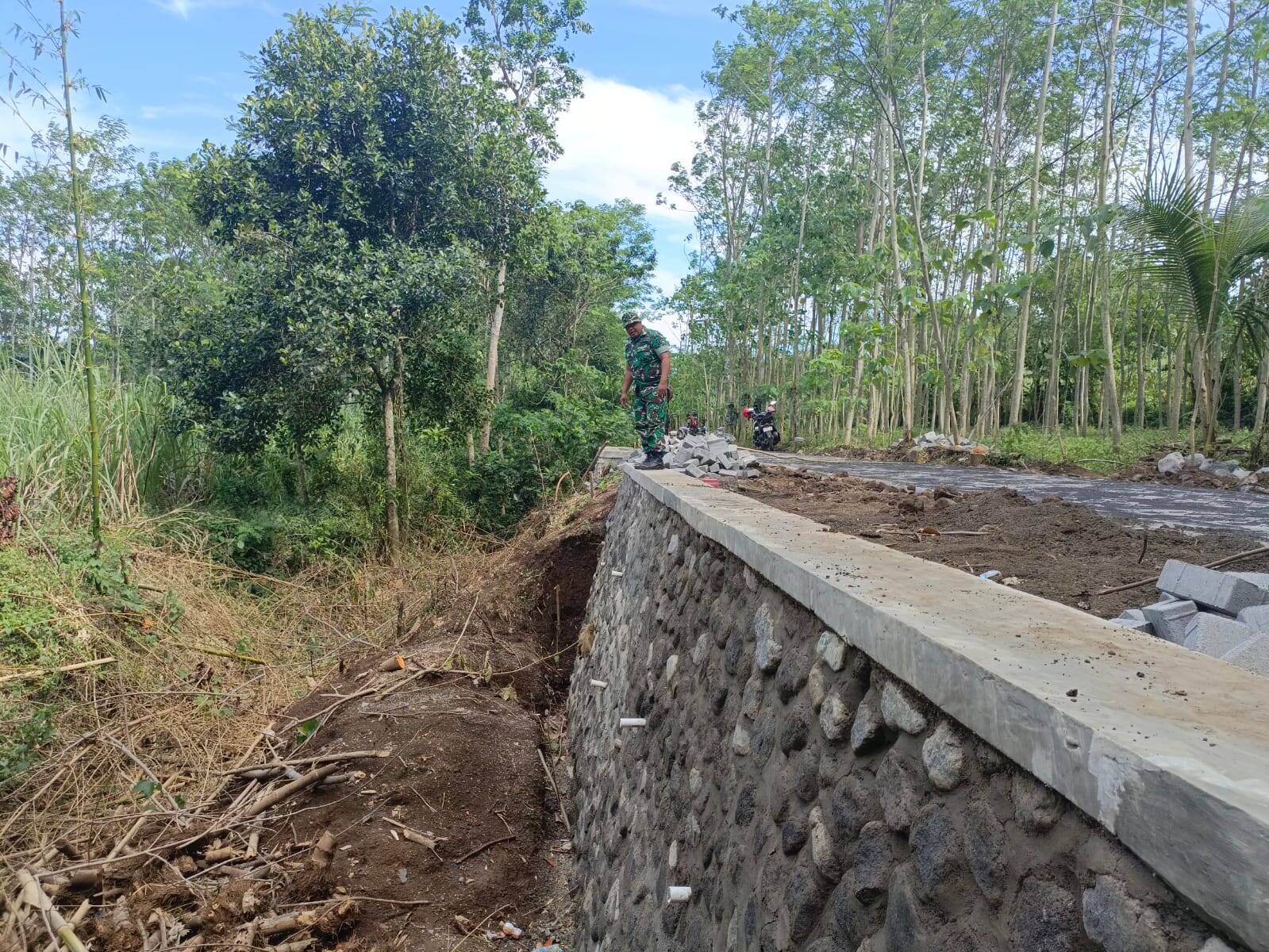 IMG-20260521-WA0236 Siap Cegah Potensi Longsor, Satgas TMMD Ke-128 Tuntaskan Pembangunan TPT di Desa Brabe