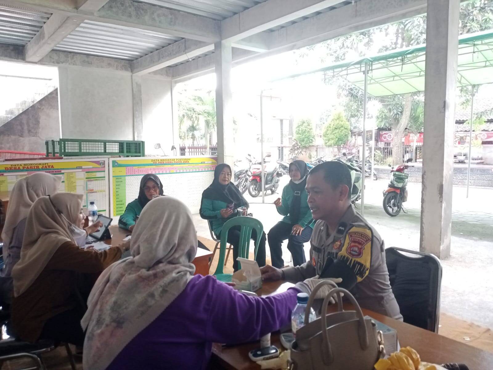 Bhabinkamtibmas Polsek Cikupa Dampingi Kegiatan Cek Kesehatan Gratis bagi Warga Desa Pasir Jaya