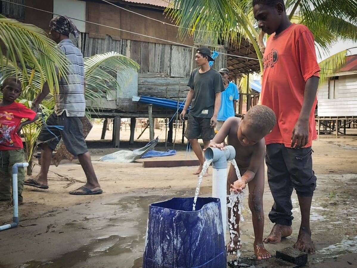 Sumur Bor Pertama Hadir di Kampung Keakwa, Warga Tak Lagi Bergantung pada Air Hujan