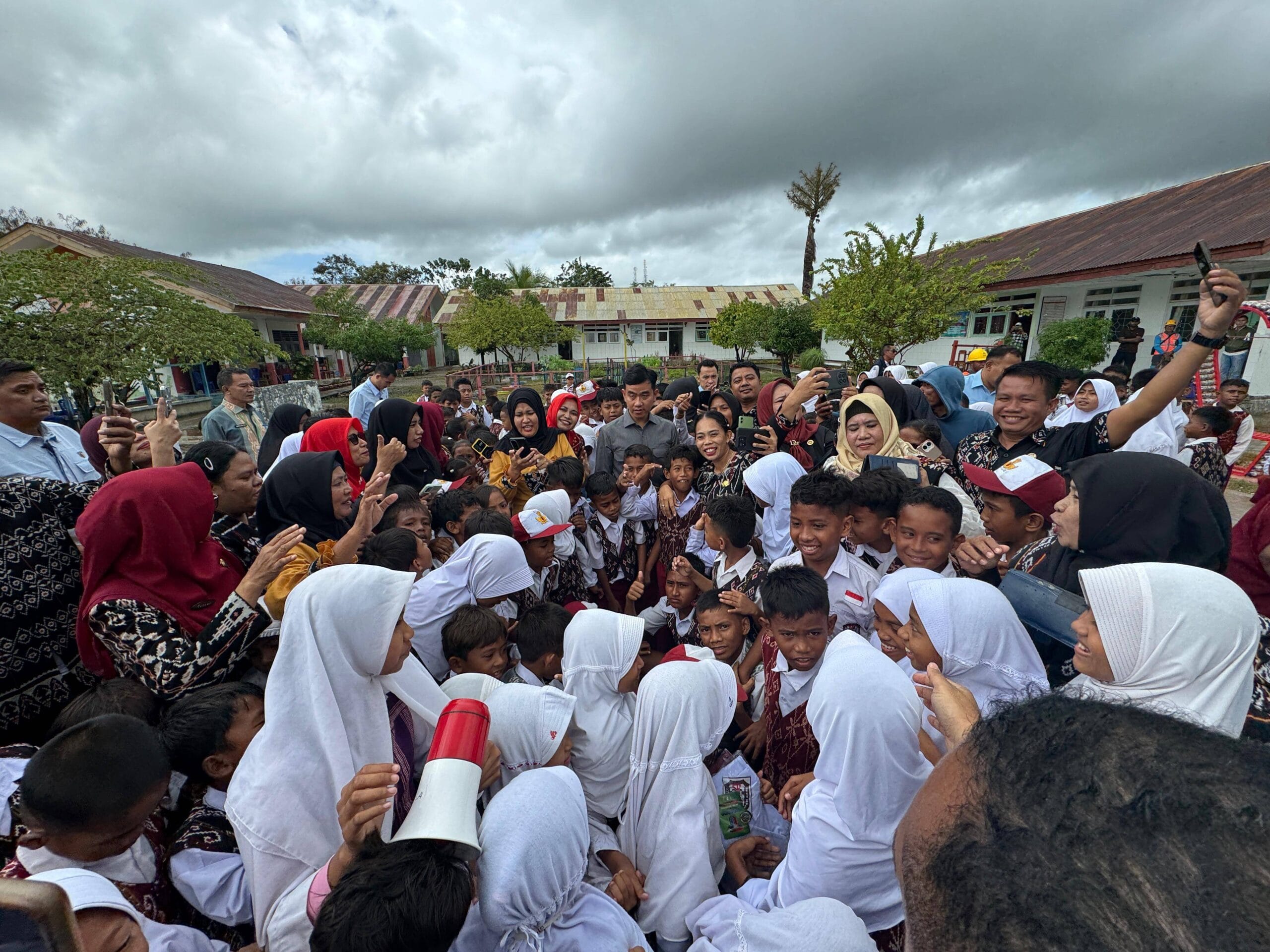 IMG-20260523-WA0020 Tinjau SD Negeri dan MTS Papela, Wapres Pastikan Program Prioritas Presiden Jangkau Wilayah 3T