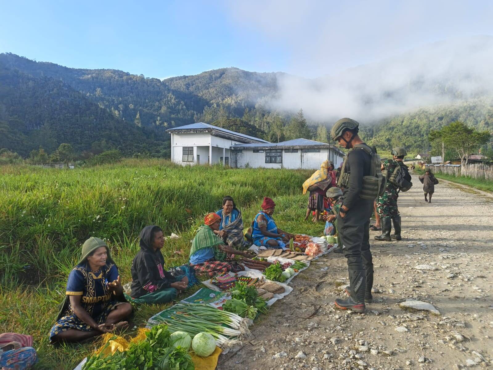 IMG-20260523-WA0067 Satgas Yonif 2 Marinir Borong Hasil Tani Warga Komopa Papua, Bangkitkan Ekonomi Lokal dan Pererat Hubungan Dengan Warga
