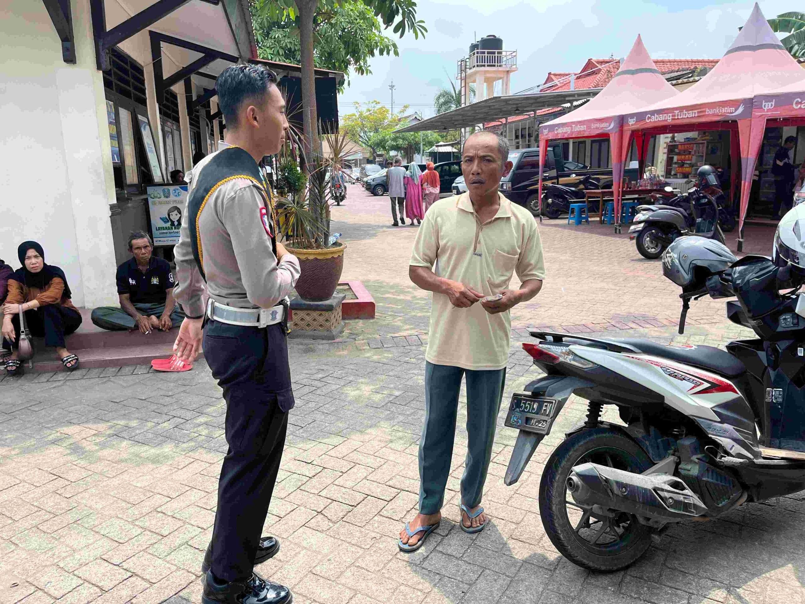 IMG-20260525-WA0057 Warga Tuban Berhenti di Pinggir Jalan, STNK dan BPKB Jadi Obrolan Hangat